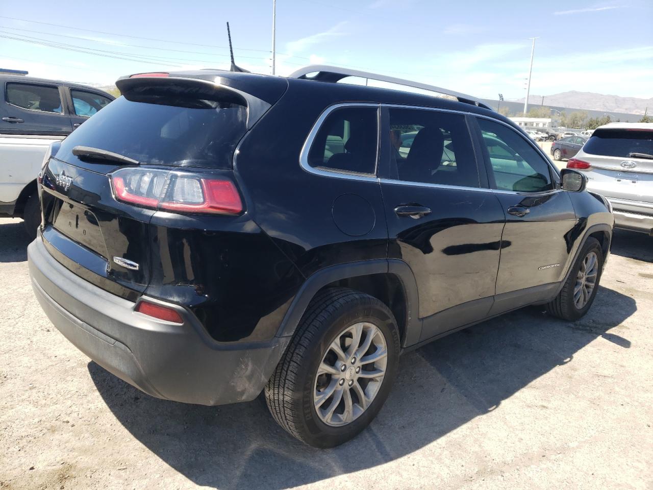 1C4PJLCB0KD160322 2019 Jeep Cherokee Latitude