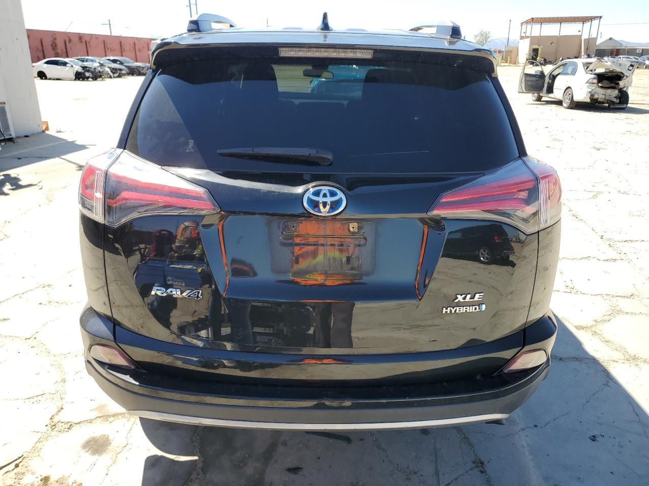 2018 Toyota Rav4 Hv Le vin: JTMRJREV6JD228074