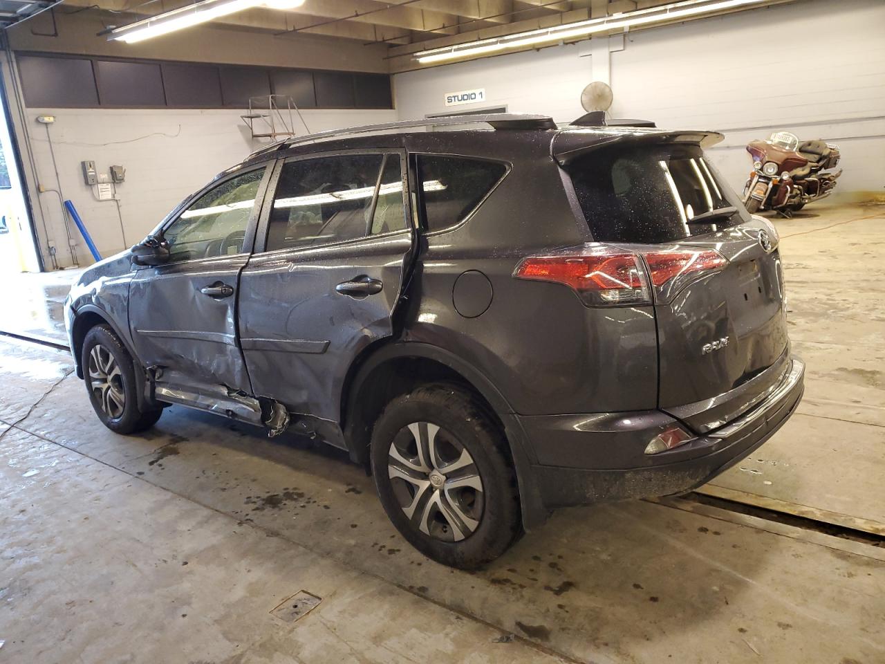 2018 Toyota Rav4 Le vin: JTMBFREV5JJ733821