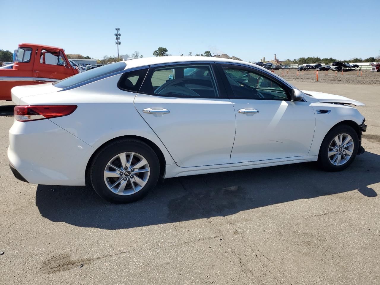 KNAGT4L39J5216630 2018 Kia Optima Lx