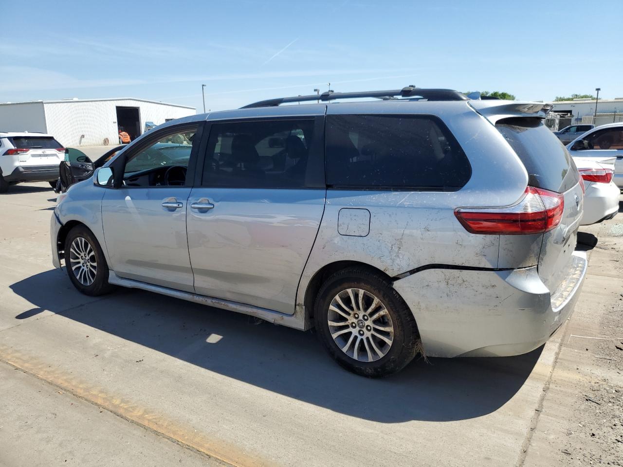 5TDYZ3DC8KS978227 2019 Toyota Sienna Xle