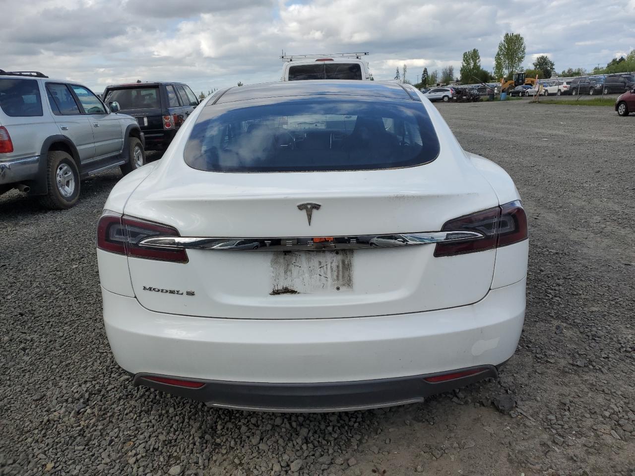 2014 Tesla Model S vin: 5YJSA1S16EFP33115