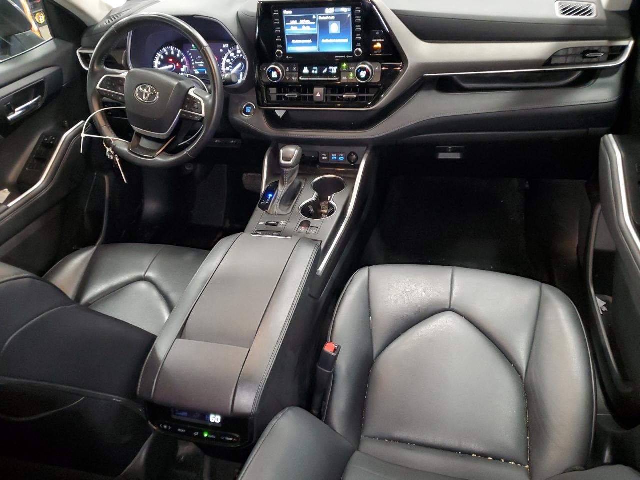 5TDGZRBH3NS597256 2022 Toyota Highlander Xle