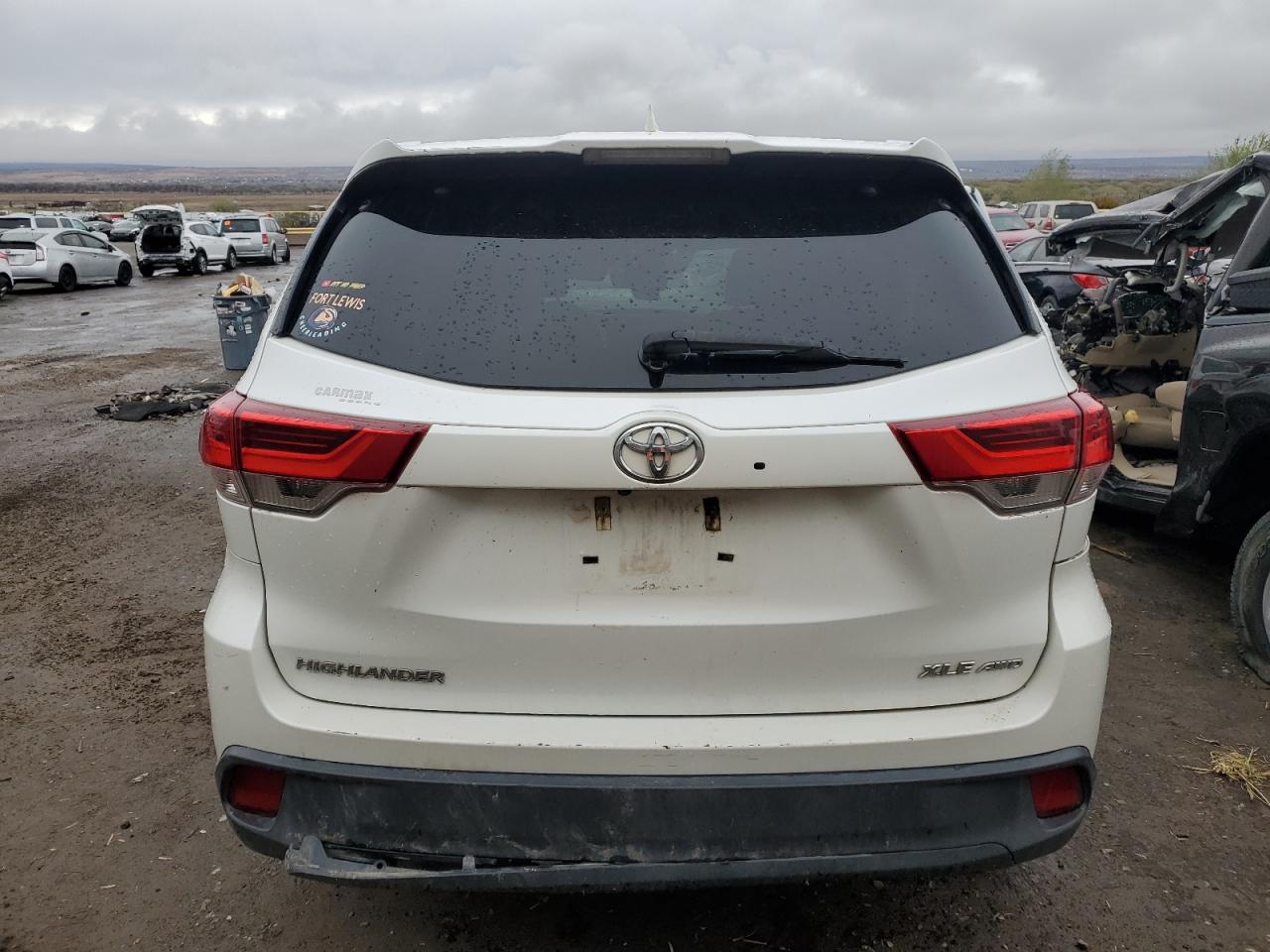 5TDJZRFH1JS816998 2018 Toyota Highlander Se