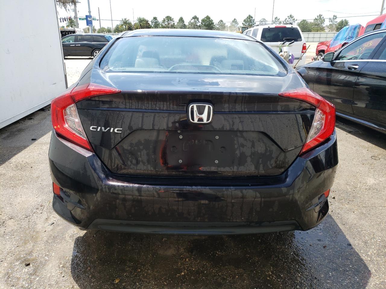 19XFC2F57JE041153 2018 Honda Civic Lx