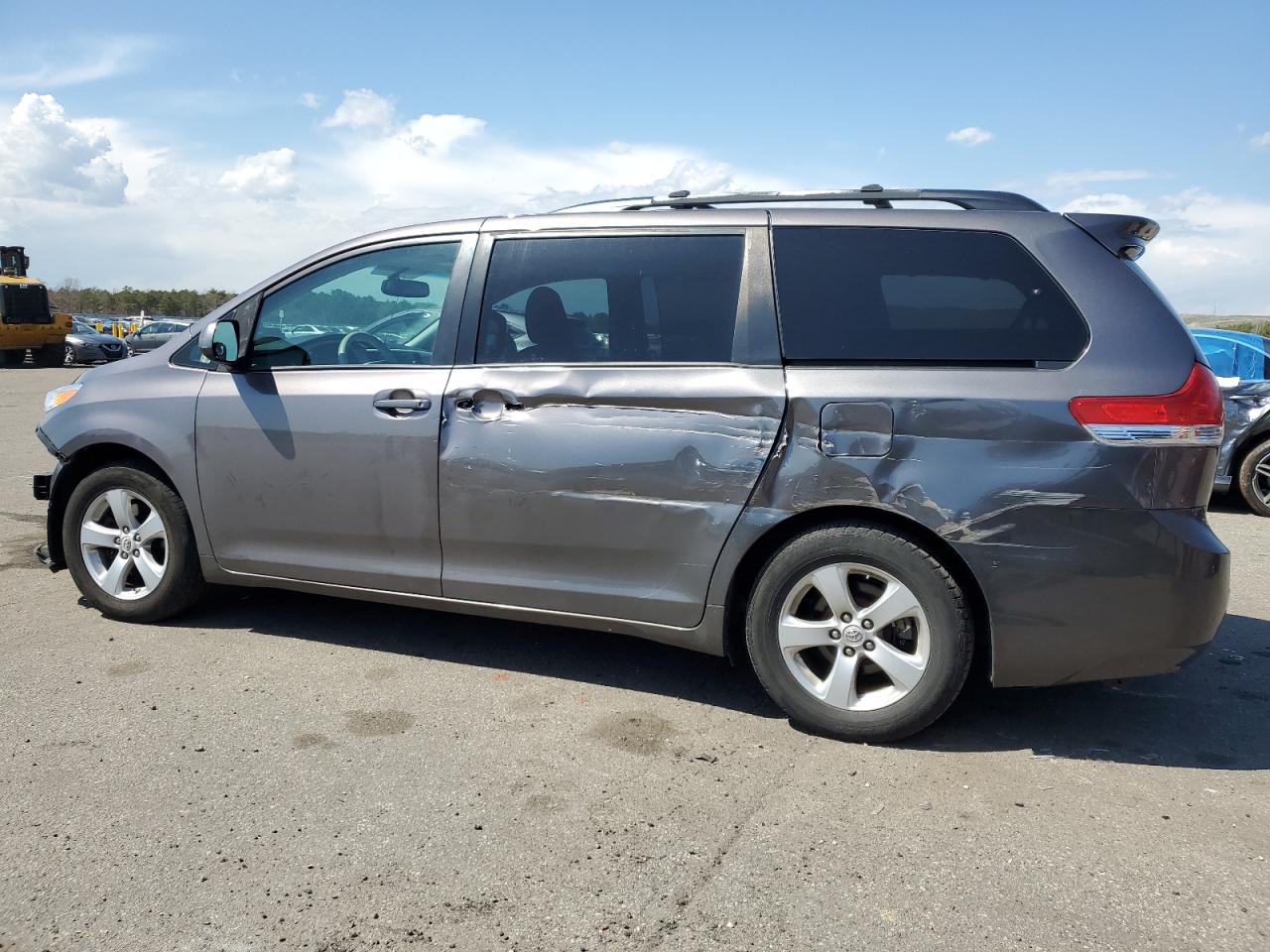 5TDKK3DC3BS069998 2011 Toyota Sienna Le