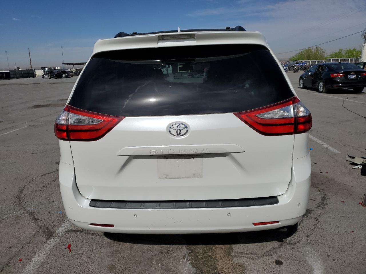 2018 Toyota Sienna Xle vin: 5TDYZ3DC9JS955070