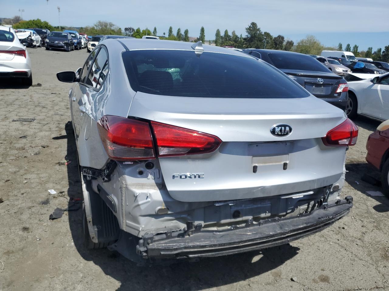 3KPFL4A7XJE174137 2018 Kia Forte Lx