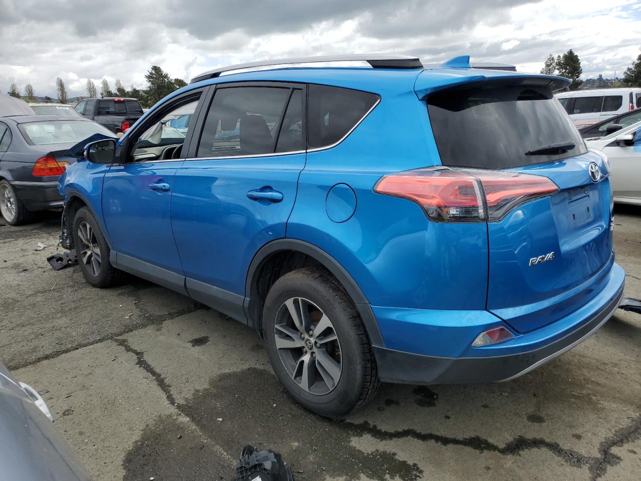 2017 Toyota Rav4 Xle vin: 2T3RFREV2HW614330