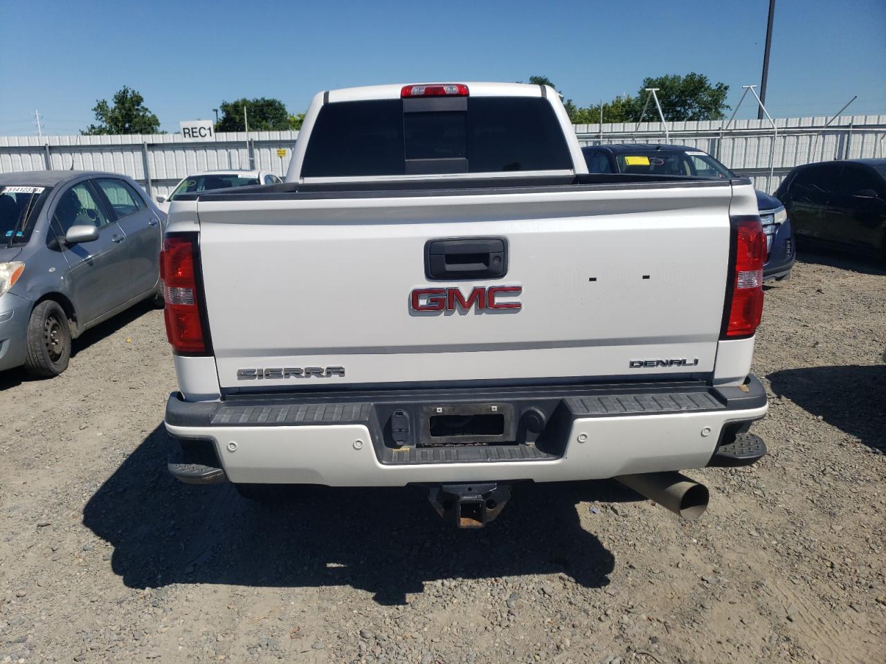 2018 GMC Sierra K2500 Denali vin: 1GT12UEY5JF195113