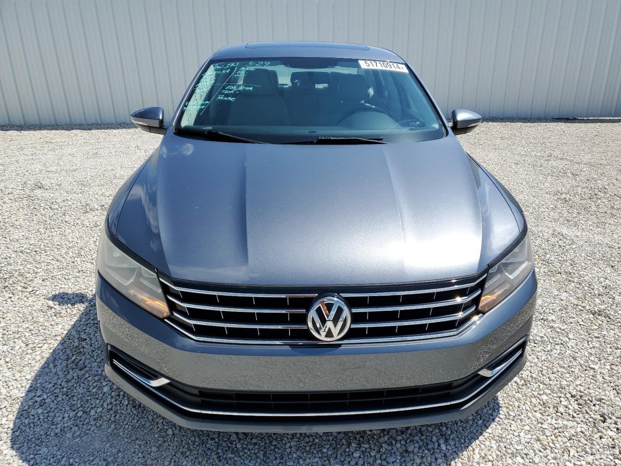 1VWBA7A32JC018102 2018 Volkswagen Passat Se