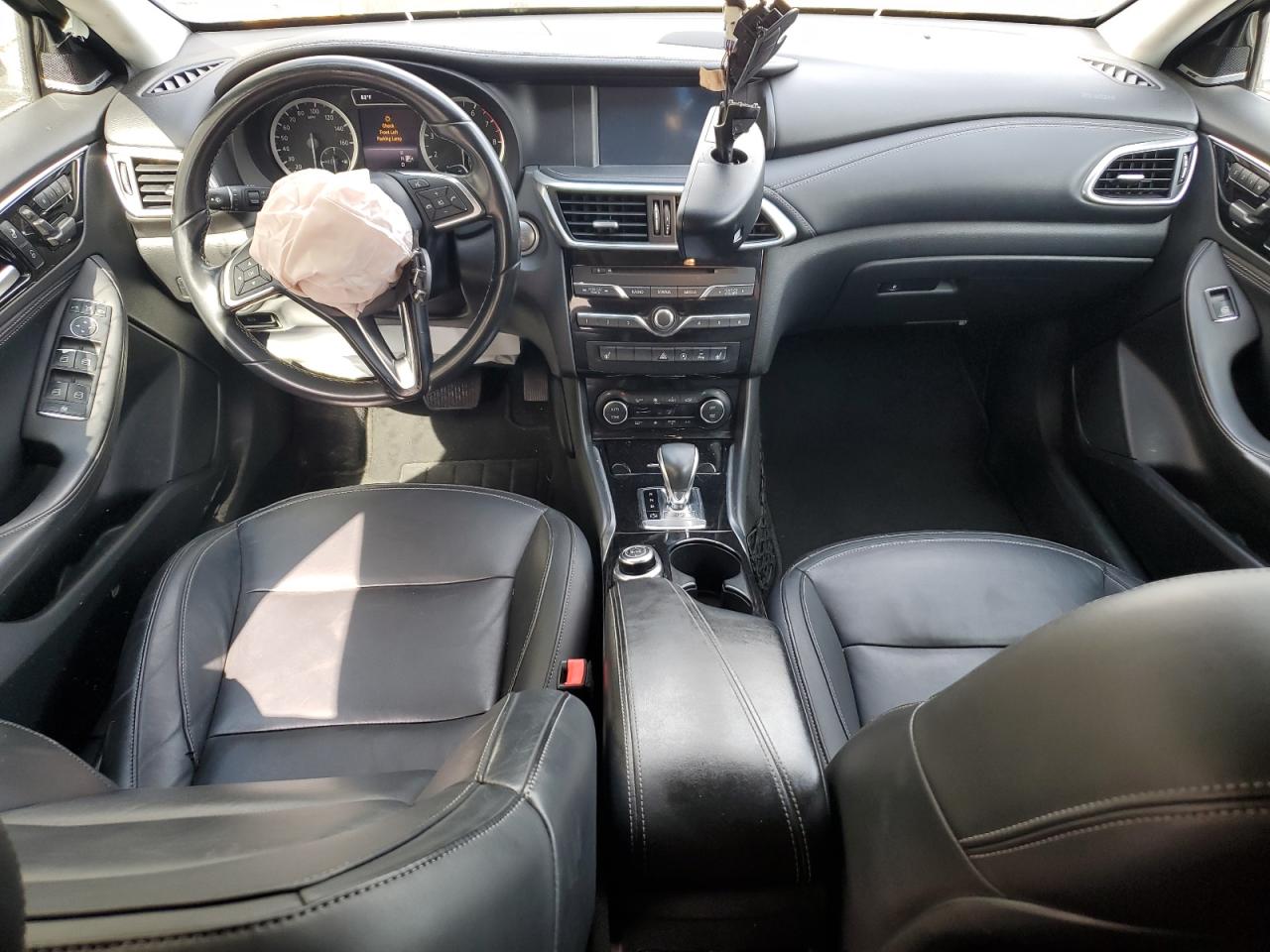 SJKCH5CR9JA048389 2018 Infiniti Qx30 Base