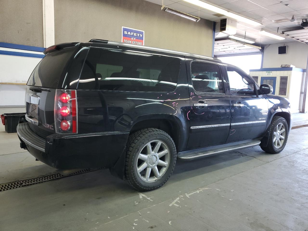 1GKS2MEF6BR165223 2011 GMC Yukon Xl Denali