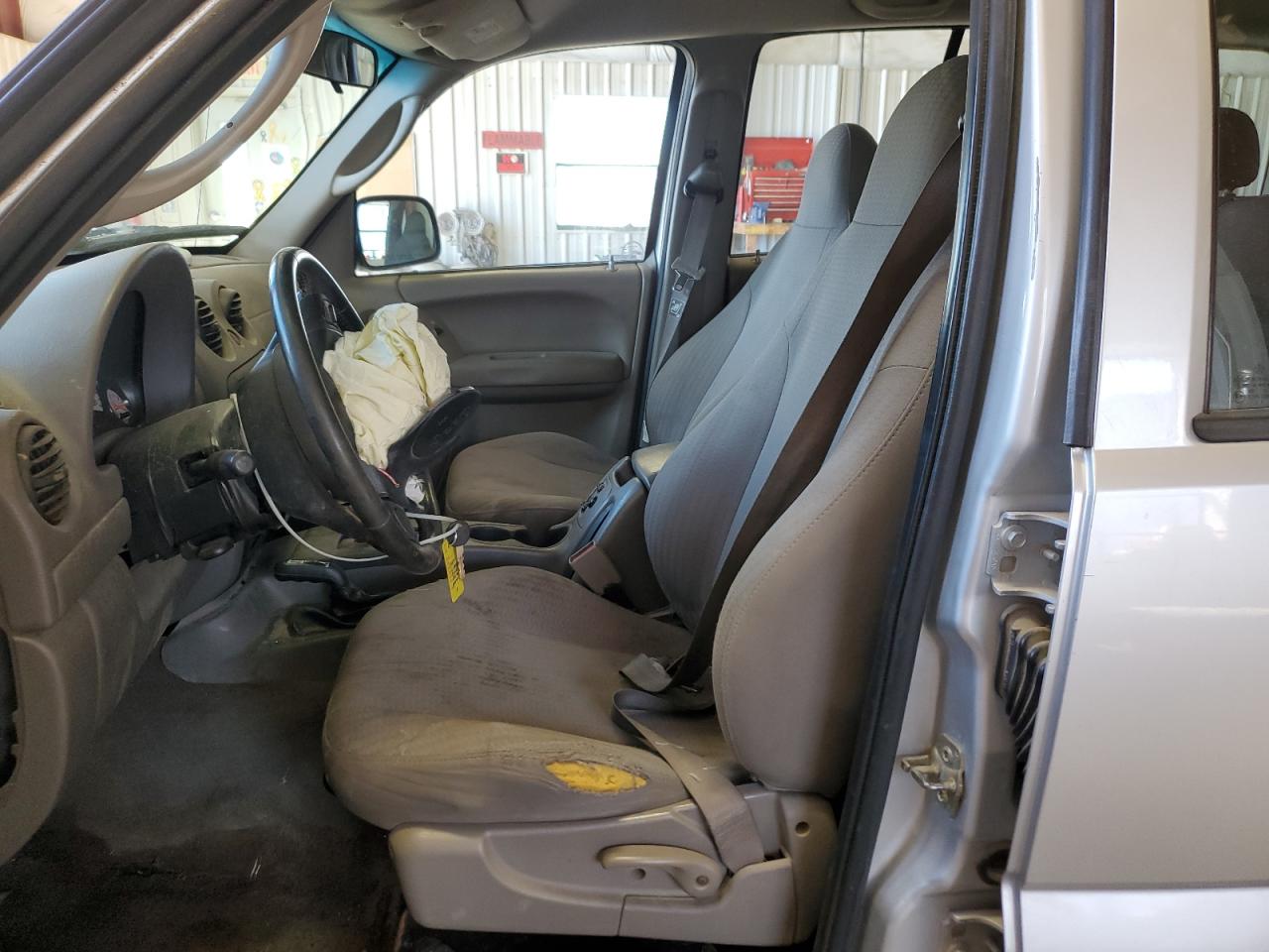 Lot #3211004572 2004 JEEP LIBERTY SP