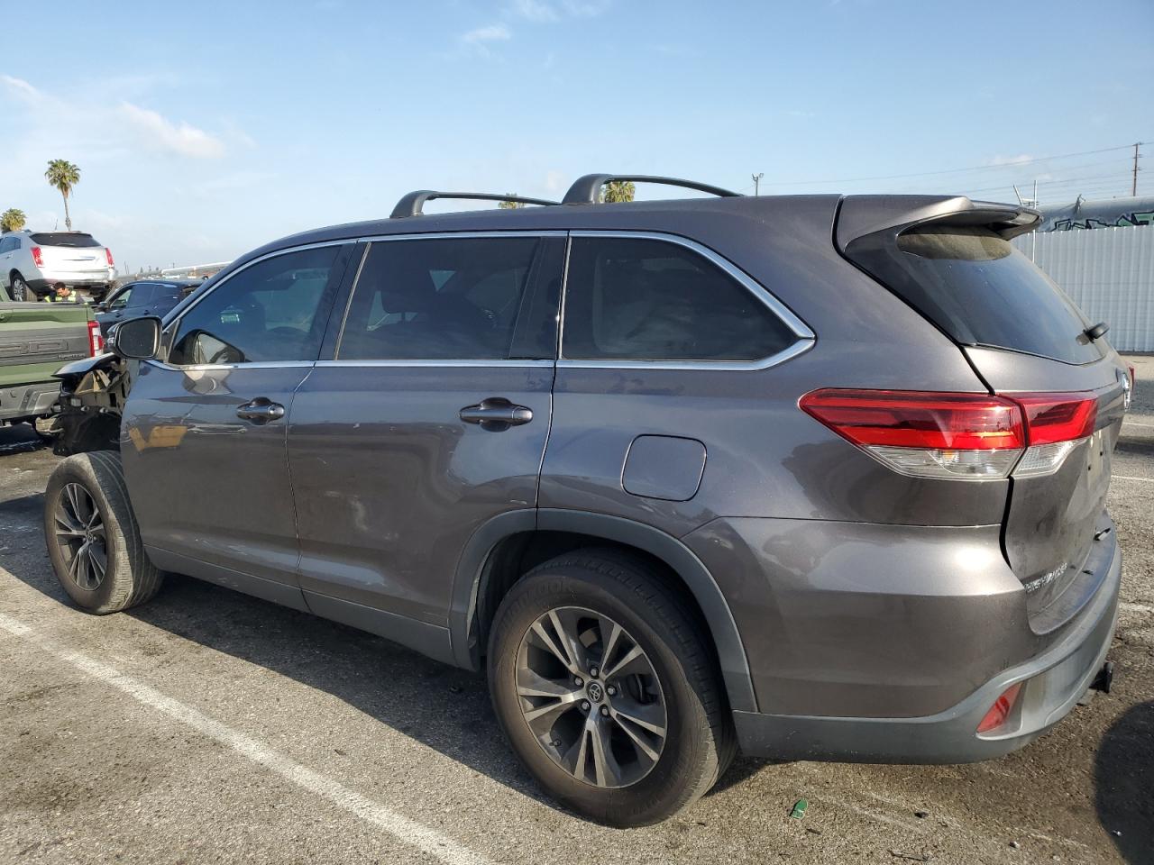 2019 Toyota Highlander Le vin: 5TDZARFH4KS046002