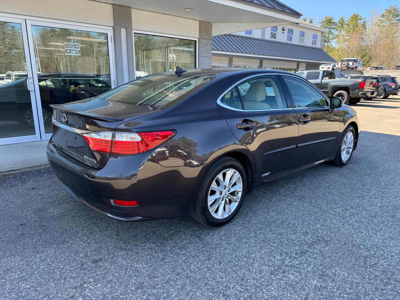 Lot #2501010617 2013 LEXUS ES 300H