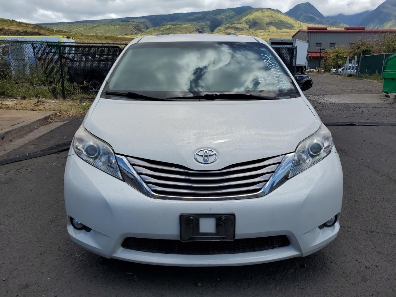 5TDDZ3DC8HS183461 2017 Toyota Sienna Xle