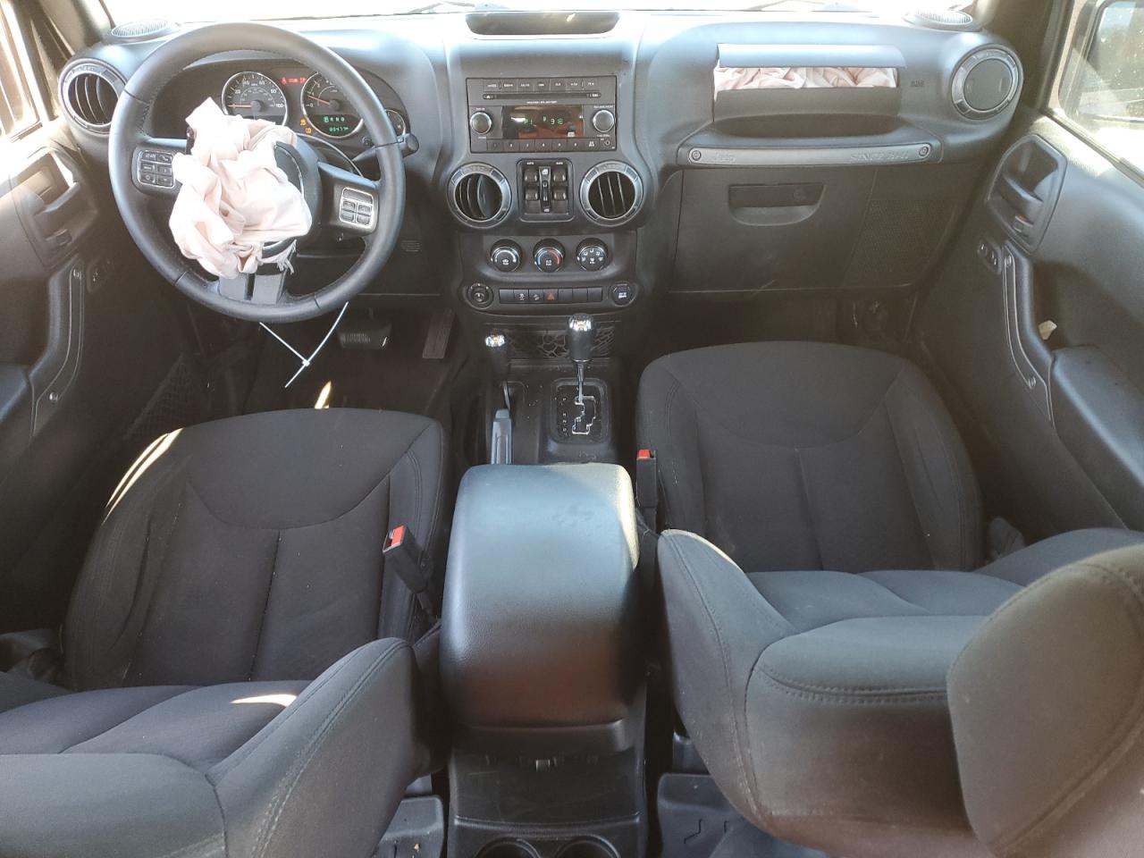 1C4BJWDG2JL810620 2018 Jeep Wrangler Unlimited Sport