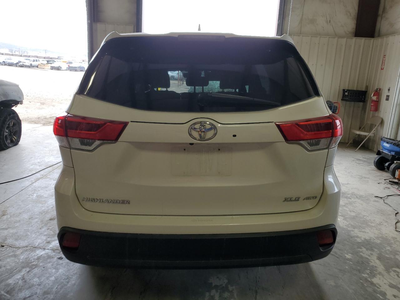 5TDJZRFH3HS472407 2017 Toyota Highlander Se