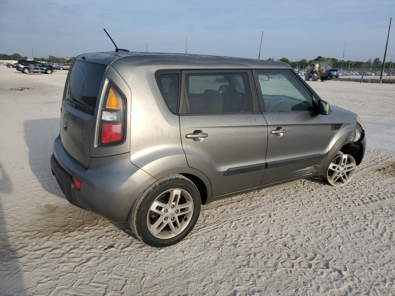 KNDJT2A23B7275816 2011 Kia Soul +