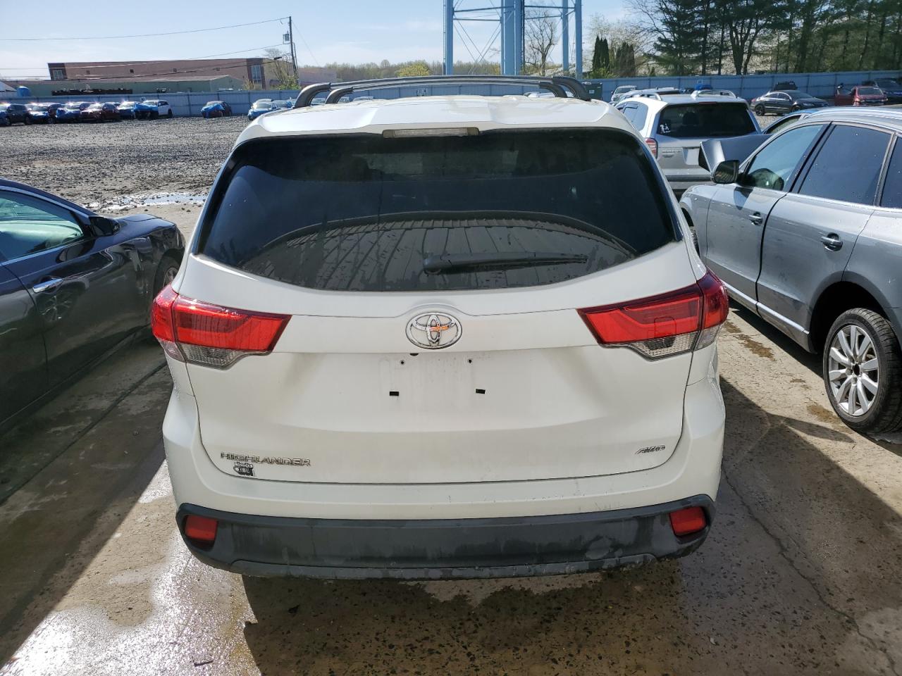 2019 Toyota Highlander Le vin: 5TDBZRFH5KS921095