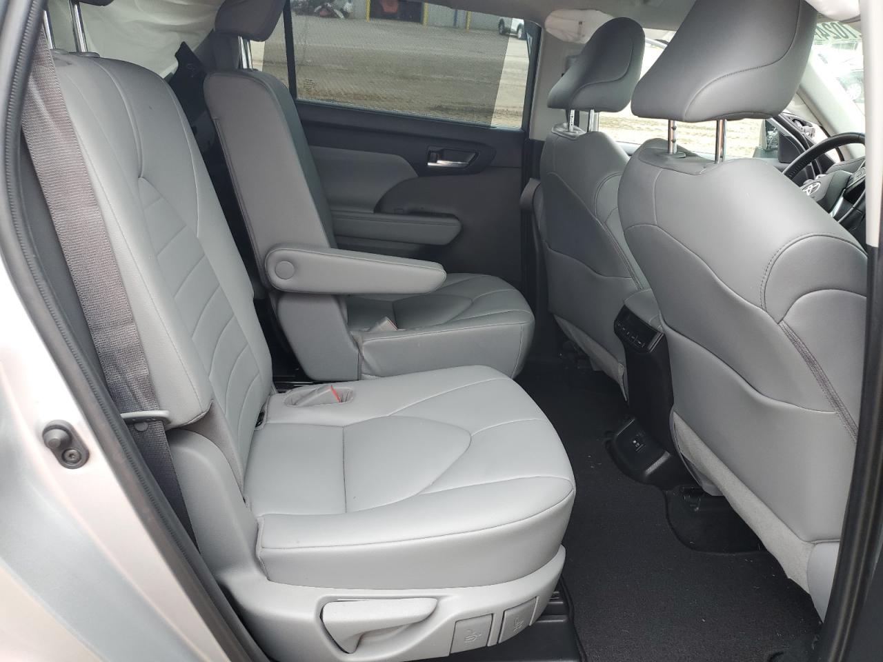 5TDGZRAH9MS535151 2021 Toyota Highlander Xle