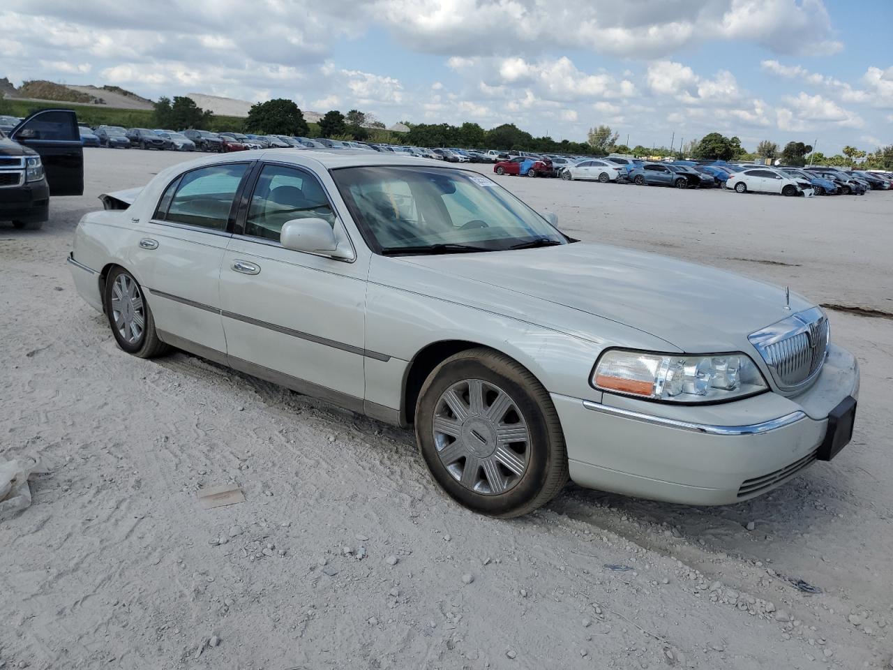 1LNHM82W45Y664698 2005 Lincoln Town Car Signature Limited