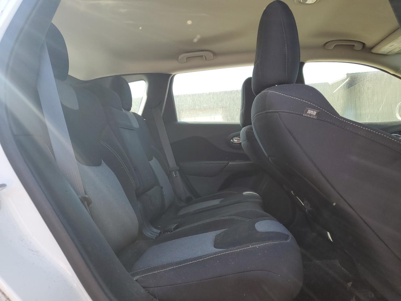 1C4PJLAB4FW670136 2015 Jeep Cherokee Sport