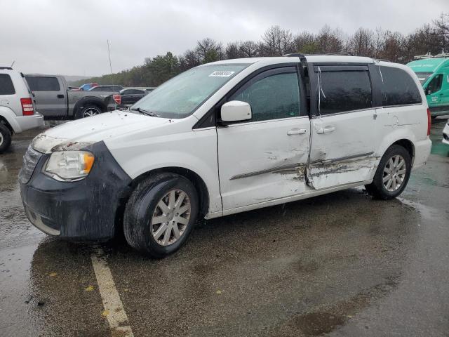 Lot #2472808182 2014 CHRYSLER TOWN & COU salvage car