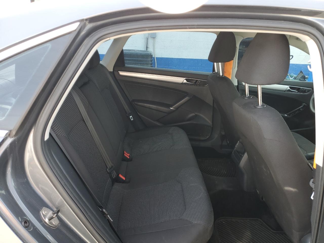 1VWAT7A35HC084501 2017 Volkswagen Passat S