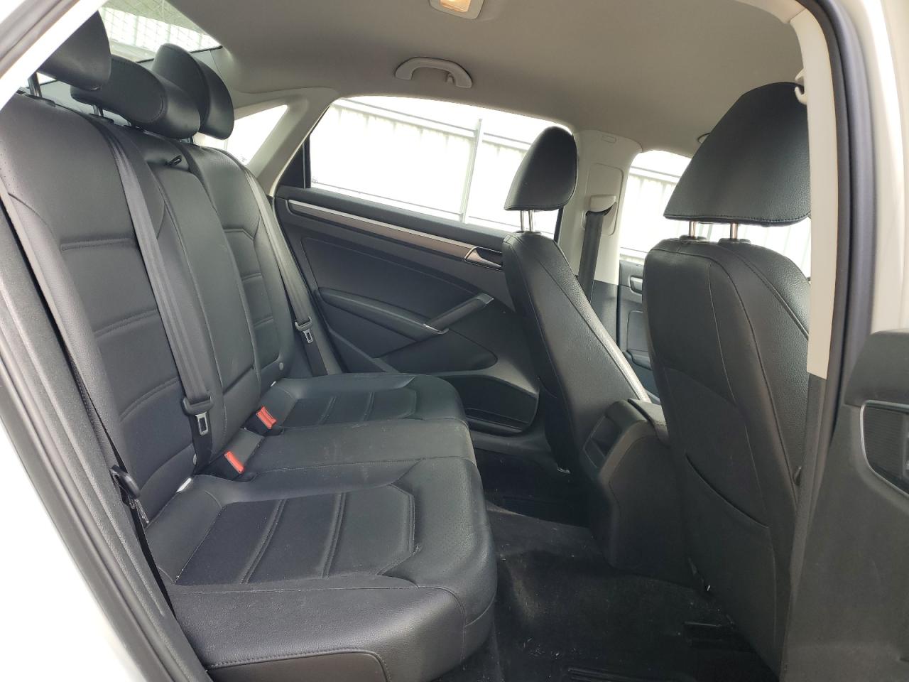 1VWAT7A30GC039335 2016 Volkswagen Passat S