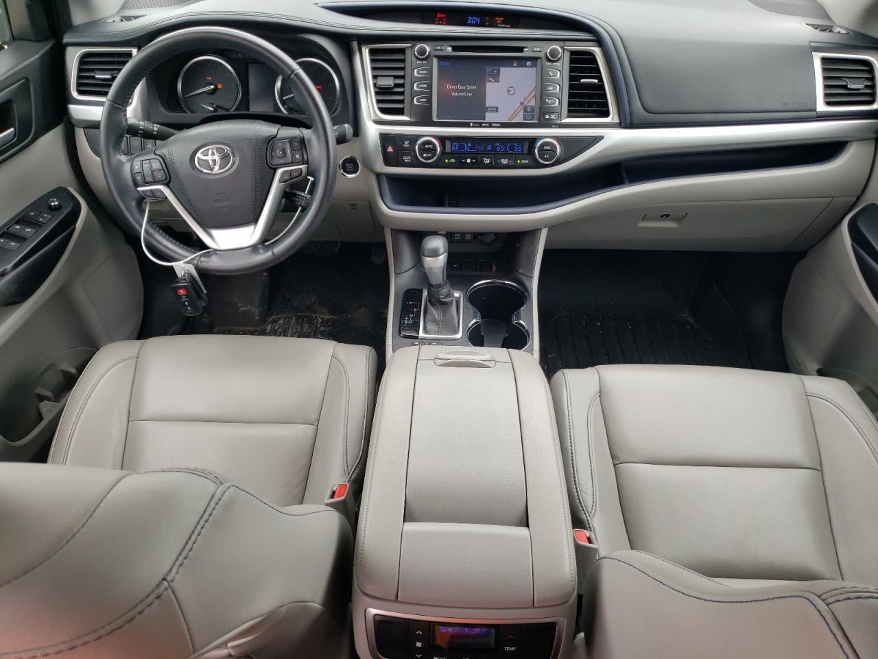 5TDKZRFH7JS284581 2018 Toyota Highlander Se