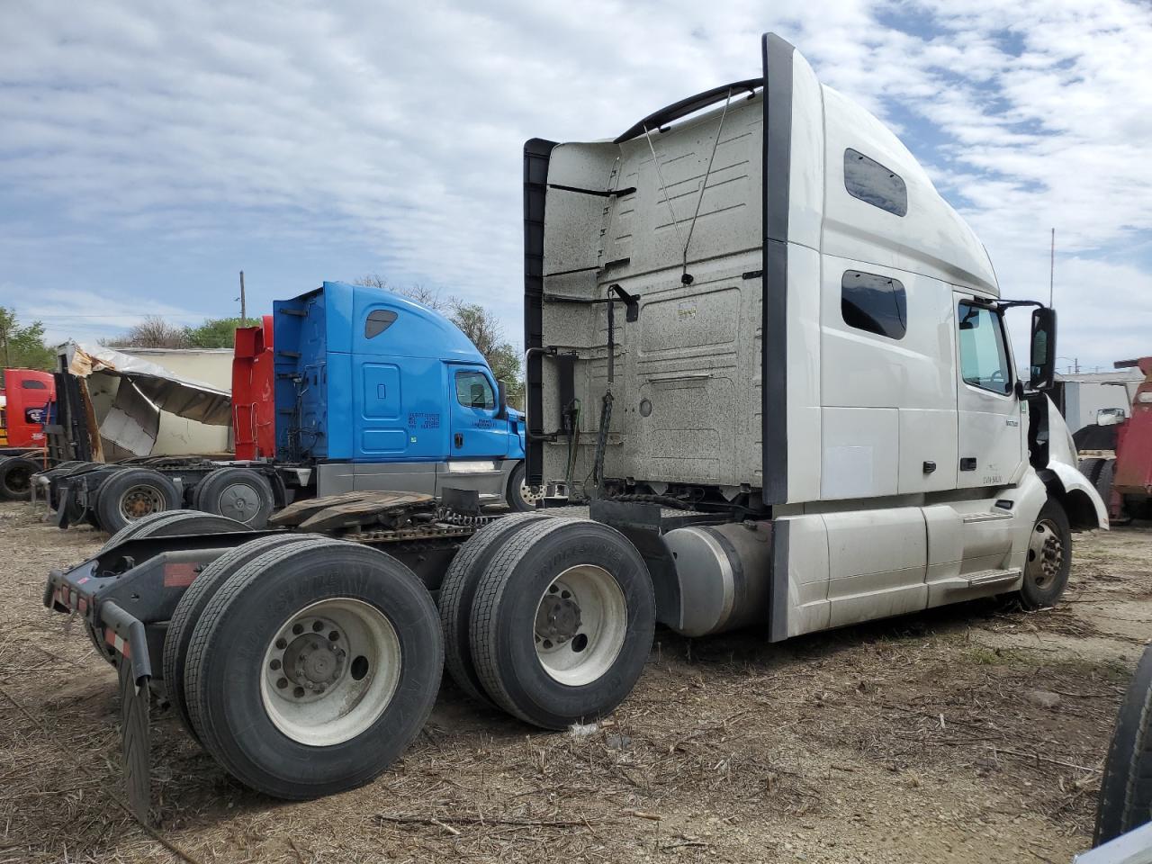 Lot #2955071775 2023 VOLVO VN VNL