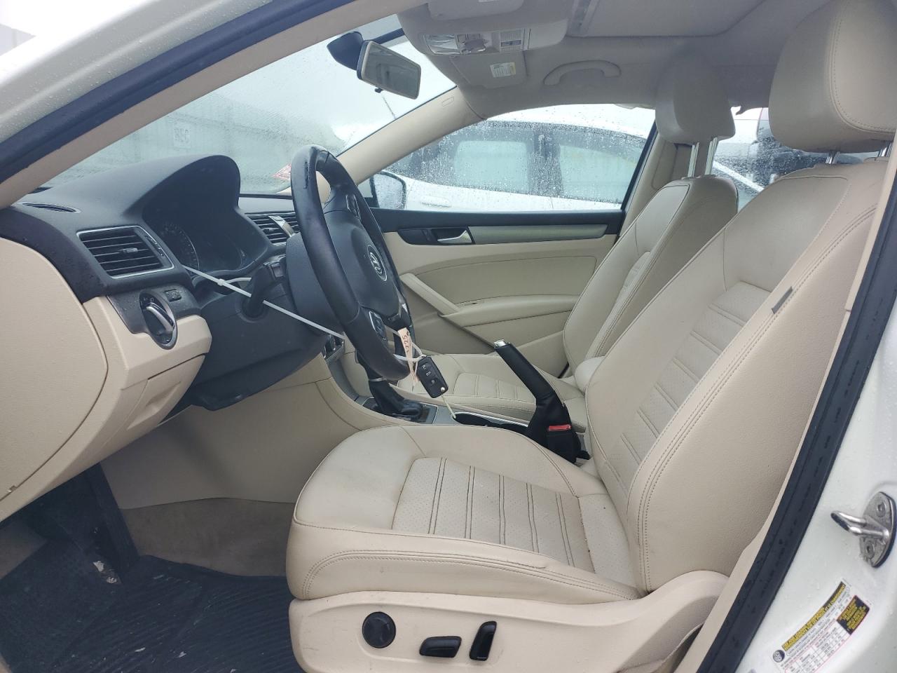 1VWBT7A36FC077946 2015 Volkswagen Passat Se