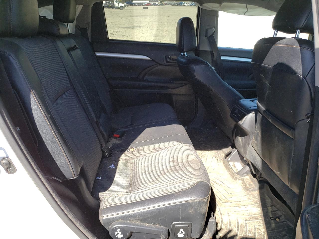 5TDBKRFH9GS300390 2016 Toyota Highlander Le