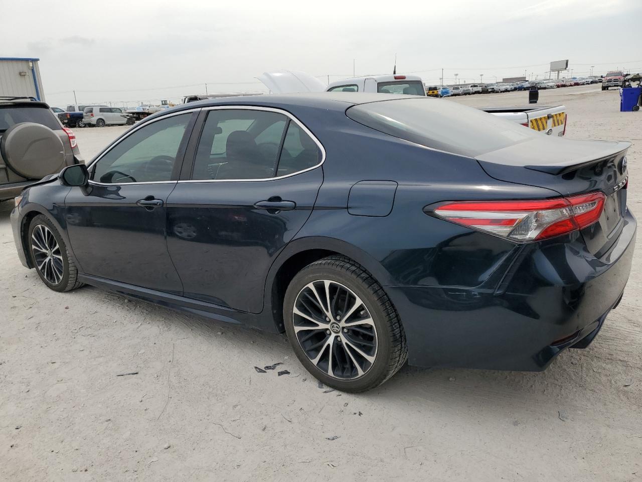 2018 Toyota Camry L vin: 4T1B11HK1JU629399