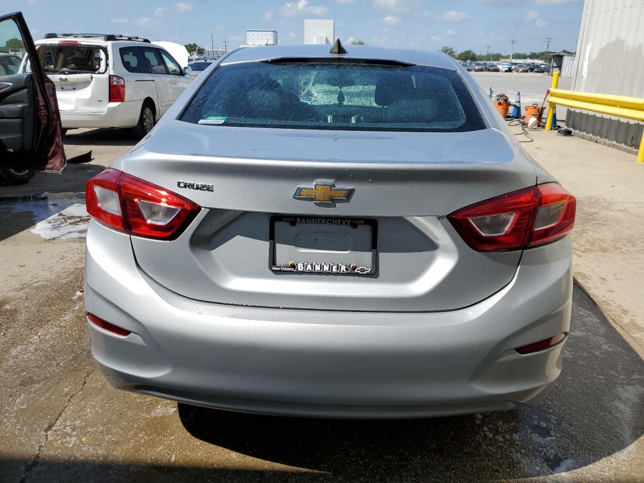 2018 Chevrolet Cruze Ls vin: 1G1BC5SM1J7188378