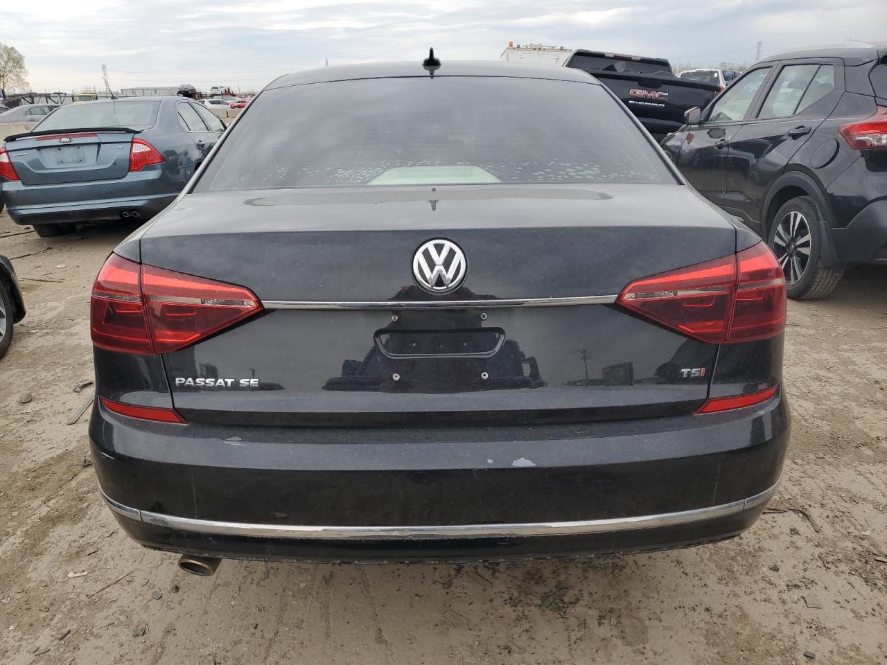 1VWBA7A39JC037097 2018 Volkswagen Passat Se