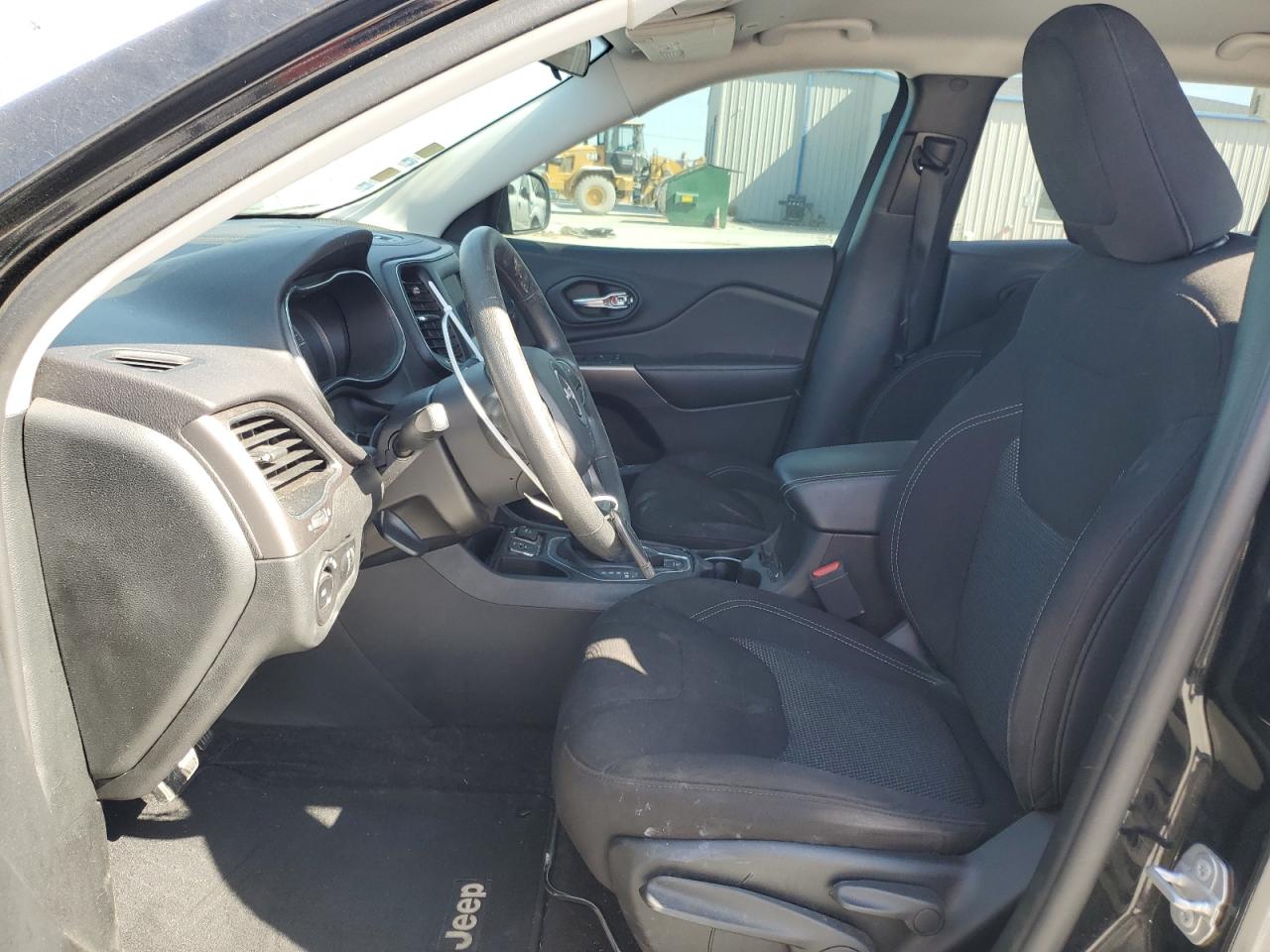 1C4PJLCB3KD114337 2019 Jeep Cherokee Latitude