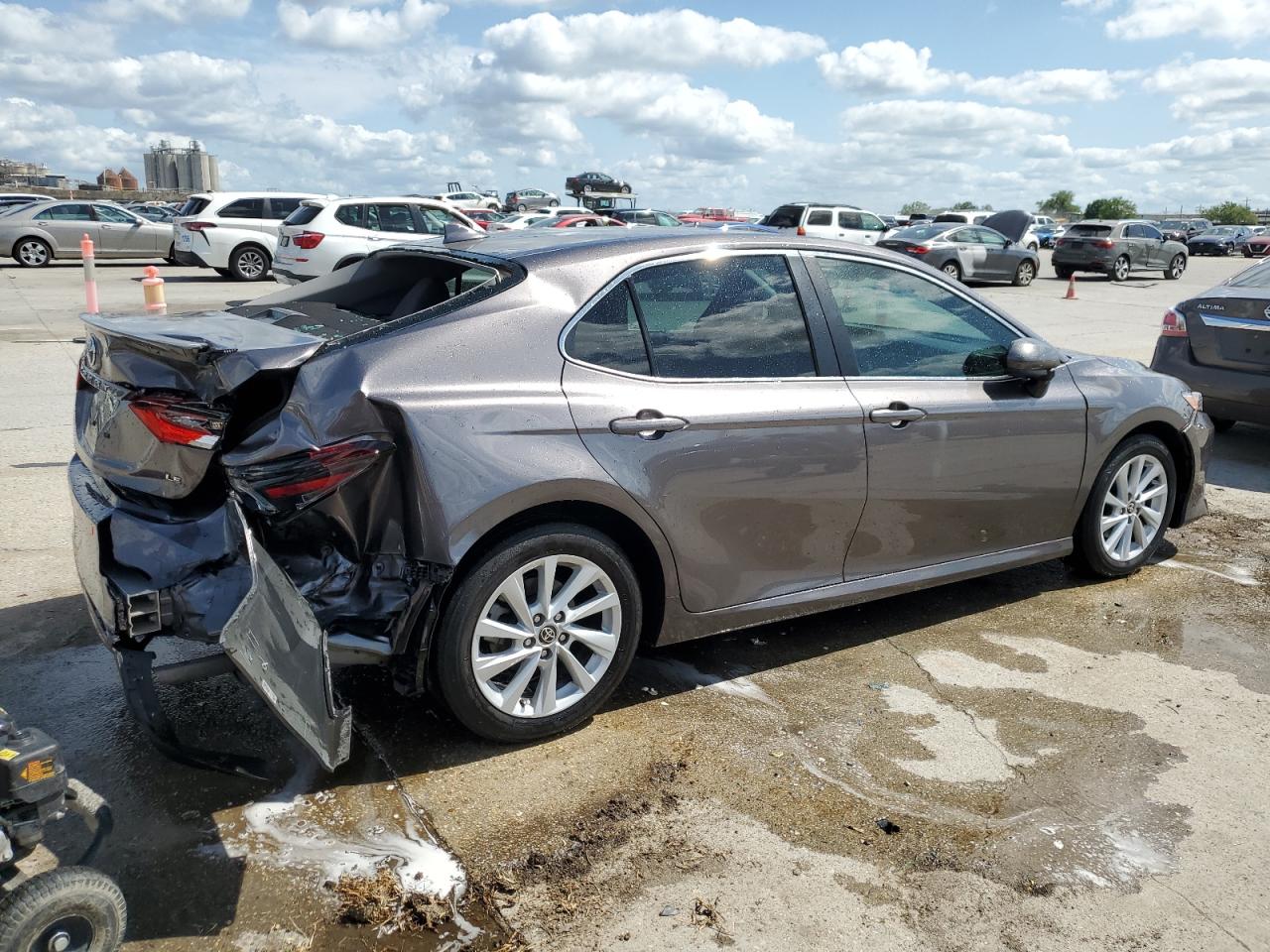 2022 Toyota Camry Le vin: 4T1C11AK6NU052261