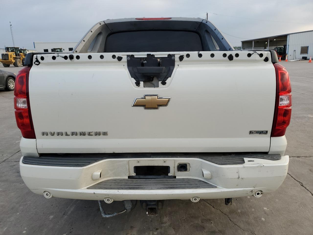 3GNMCGE01BG323988 2011 Chevrolet Avalanche Ltz