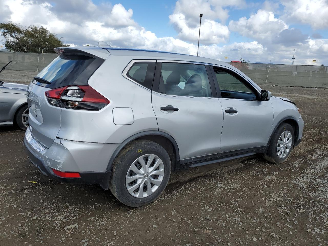 KNMAT2MT0JP588633 2018 Nissan Rogue S