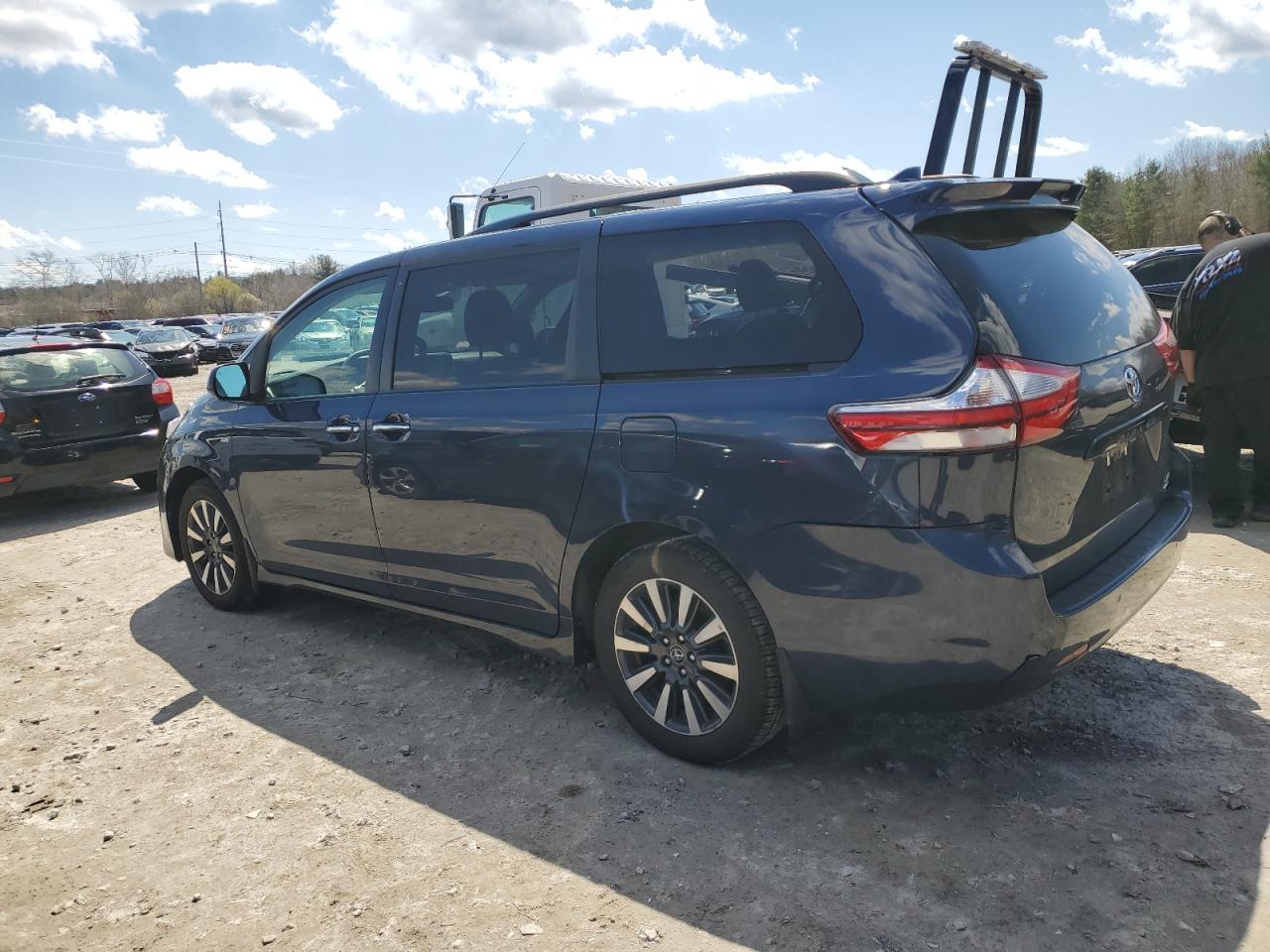 5TDDZ3DC4KS212333 2019 Toyota Sienna Xle