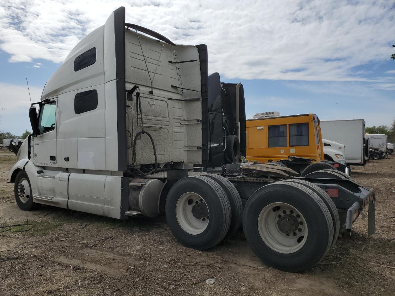 Lot #2955071775 2023 VOLVO VN VNL