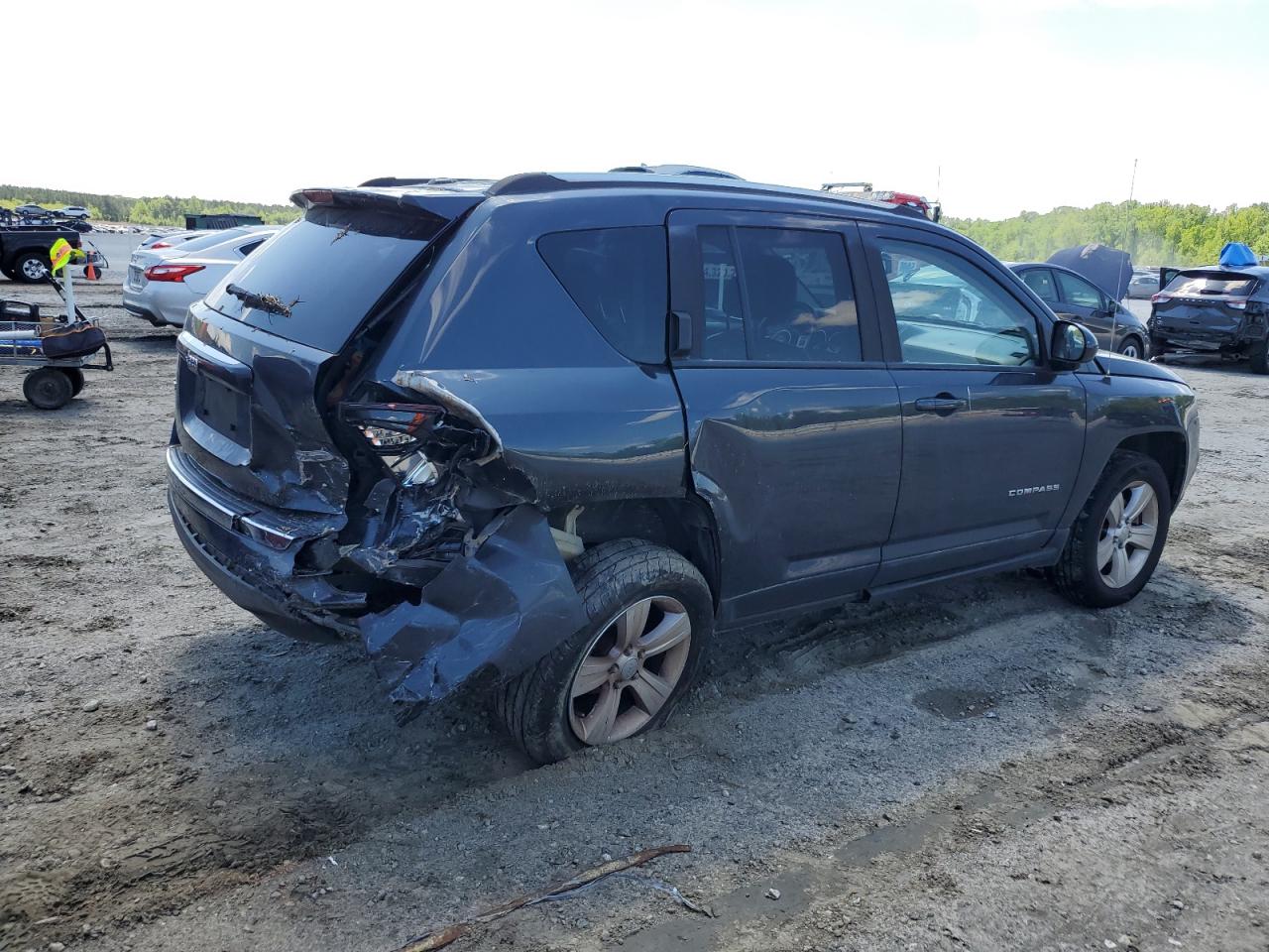 2015 Jeep Compass Latitude vin: 1C4NJDEB1FD303343