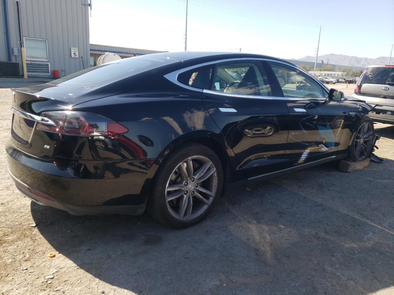 2014 Tesla Model S vin: 5YJSA1H17EFP32773