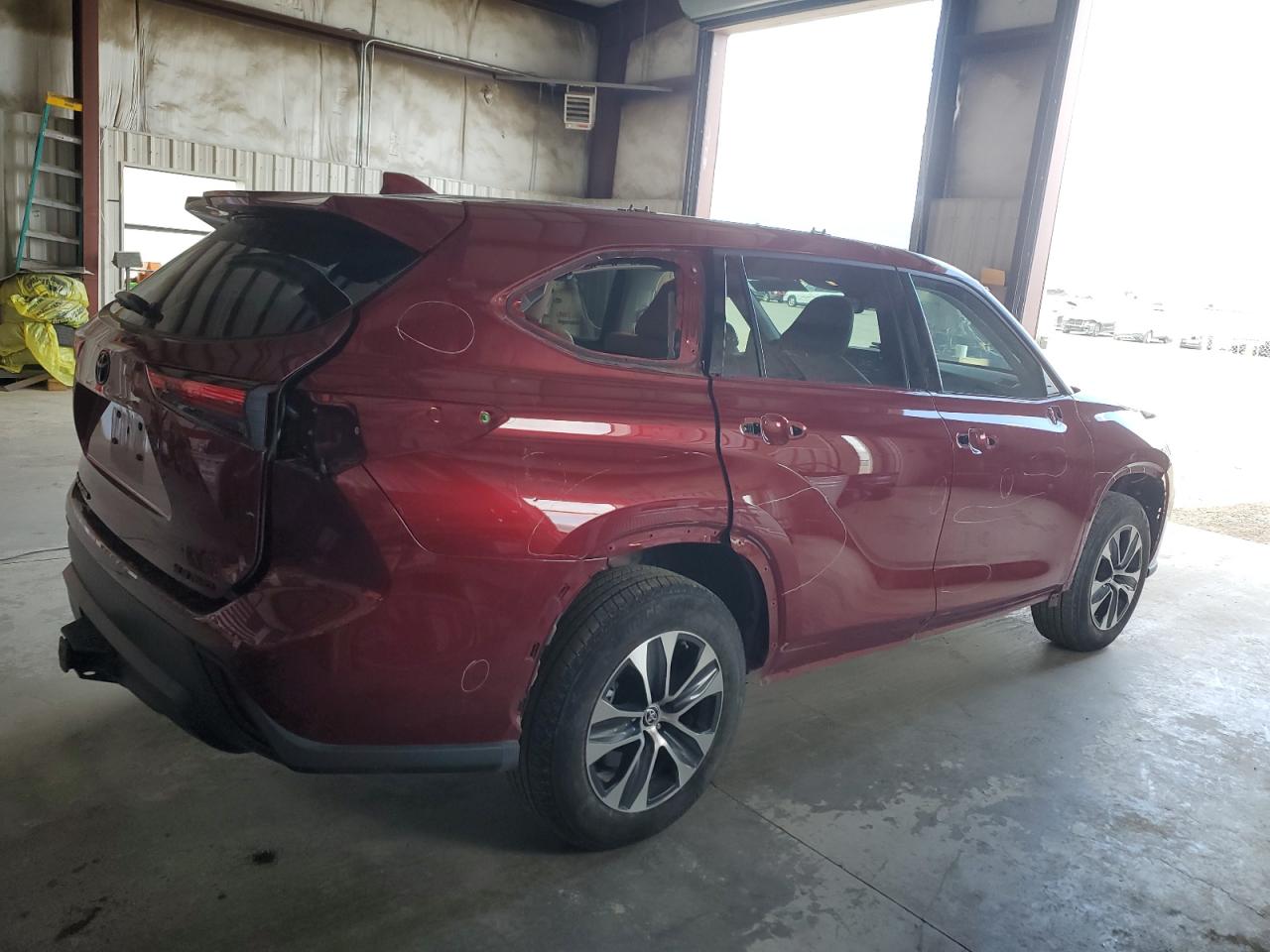 5TDGZRBH2NS233099 2022 Toyota Highlander Xle