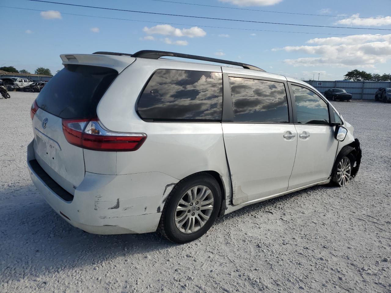 5TDYZ3DC6HS809560 2017 Toyota Sienna Xle