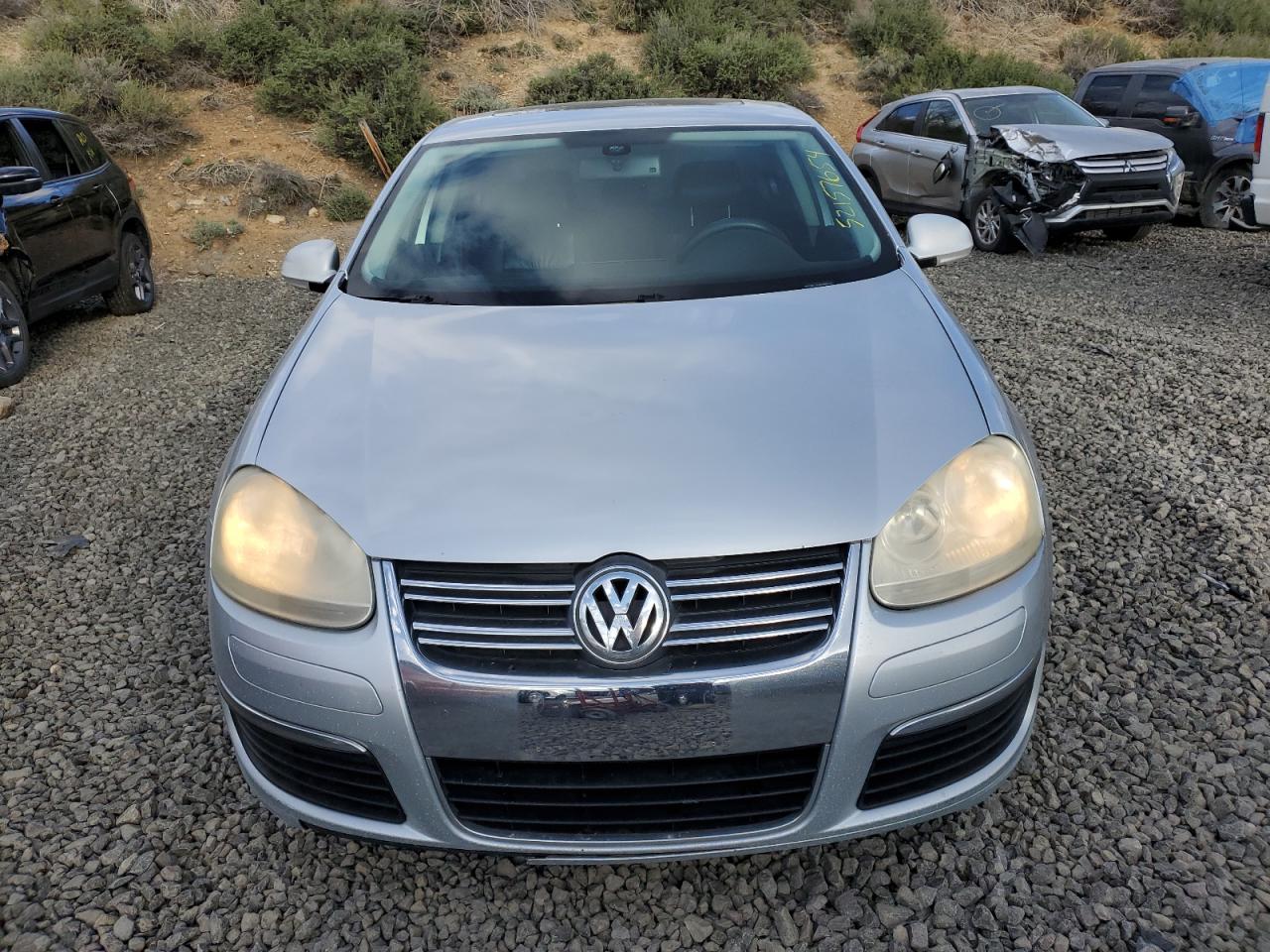 3VWDG71K85M608596 2005 Volkswagen New Jetta 2.5L Option Package 2