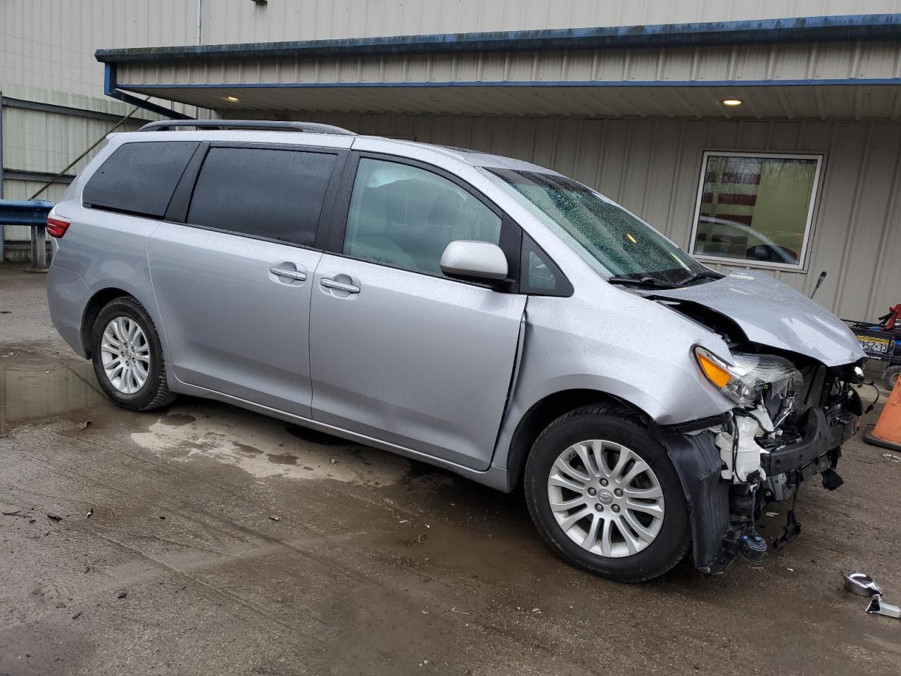 5TDYZ3DC9HS798649 2017 Toyota Sienna Xle